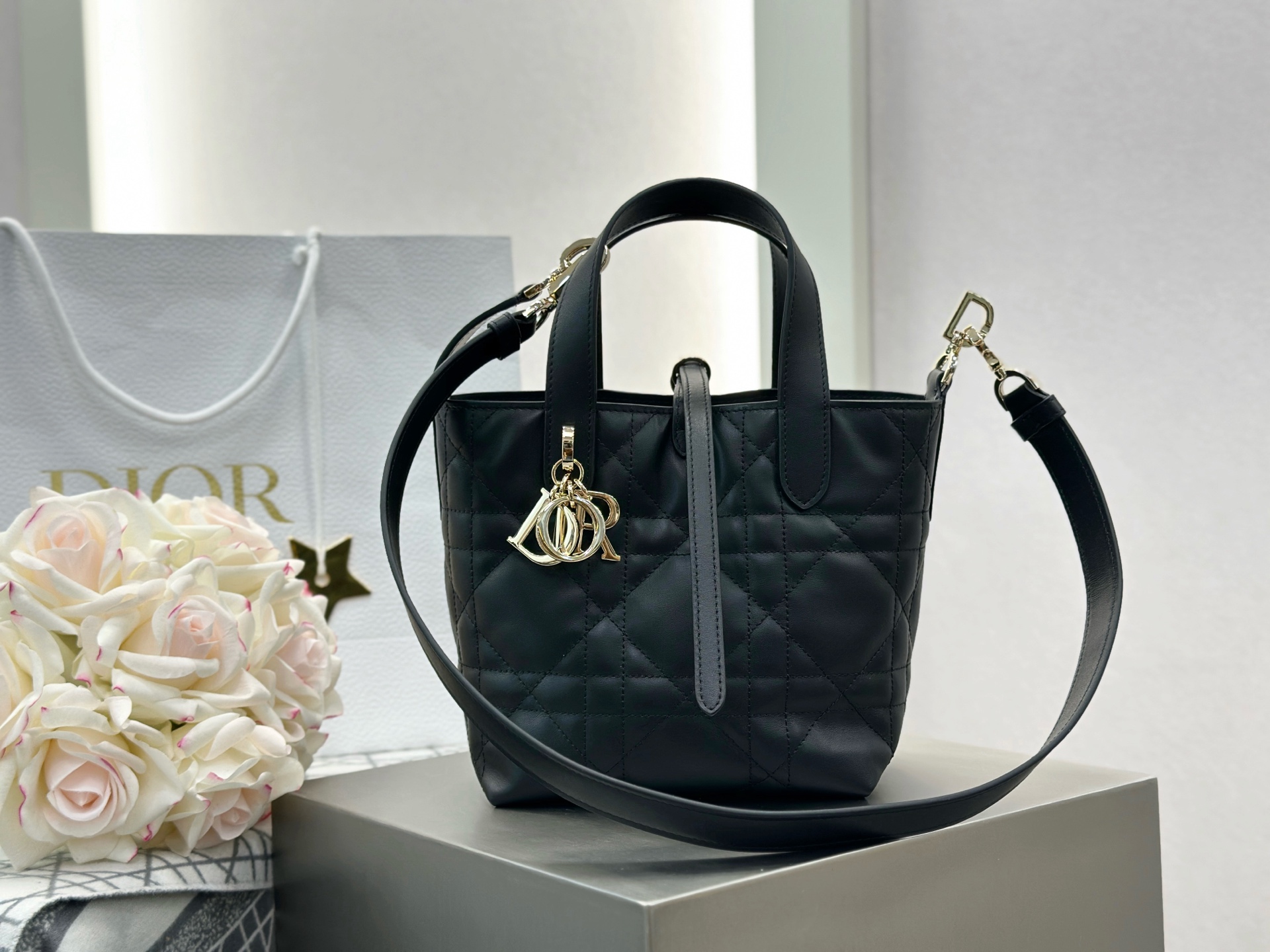 디올 뚜쥬르 버티컬 토트백 블랙 16*18*12