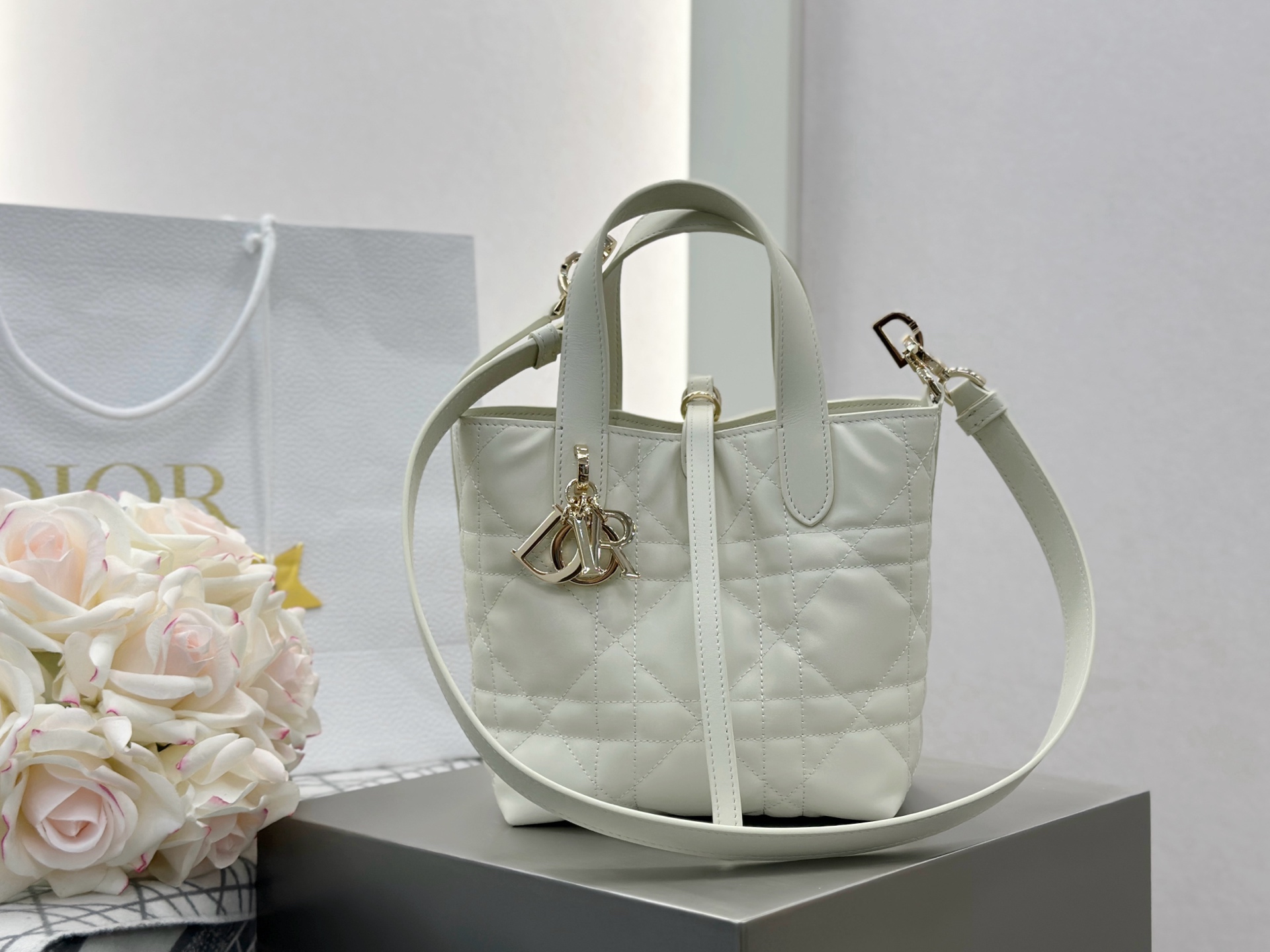 디올 뚜쥬르 버티컬 토트백 화이트 16*18*12