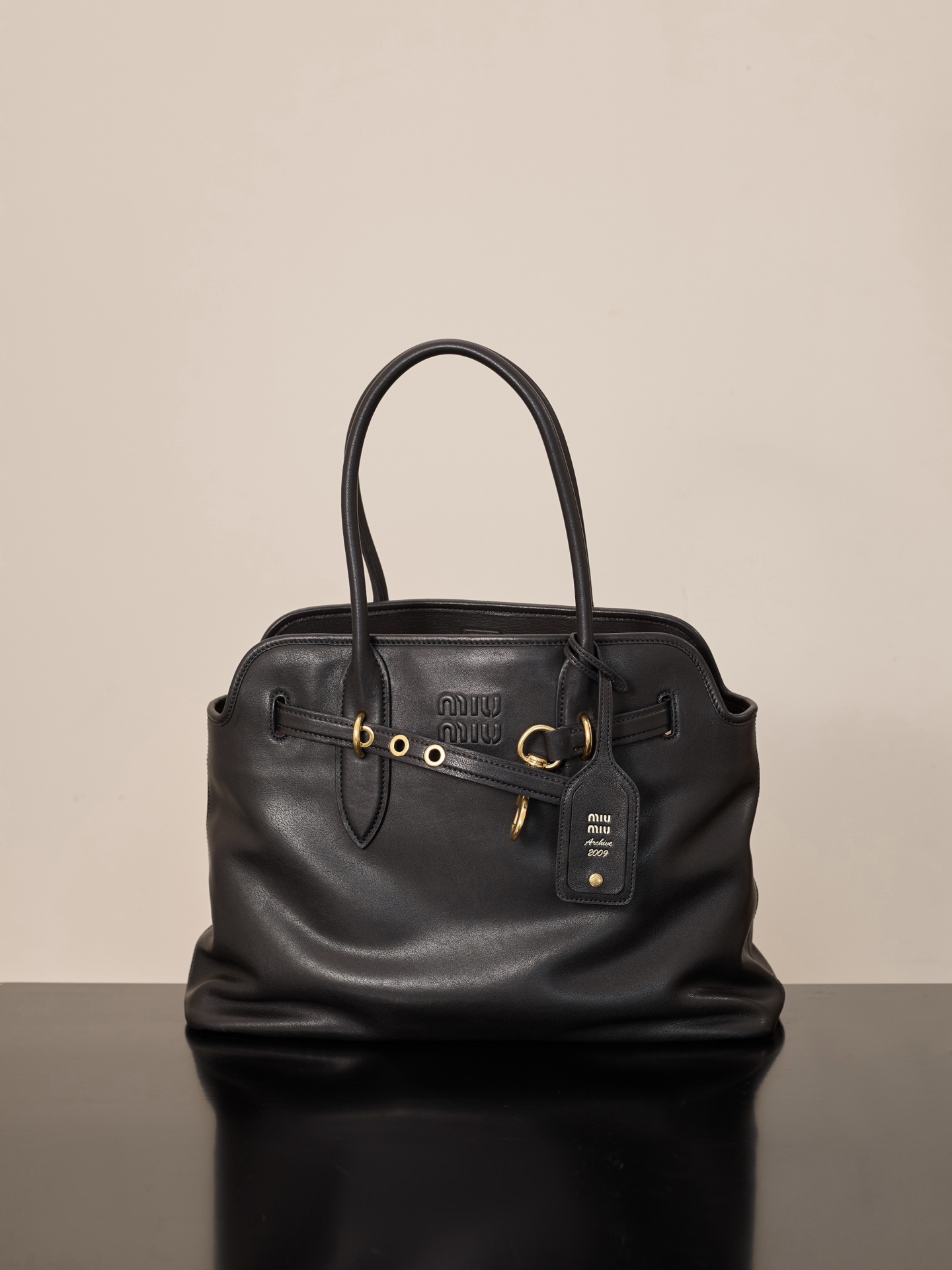 미우 미우 아벙츄어 나파 레더백 블랙 40*31*13 