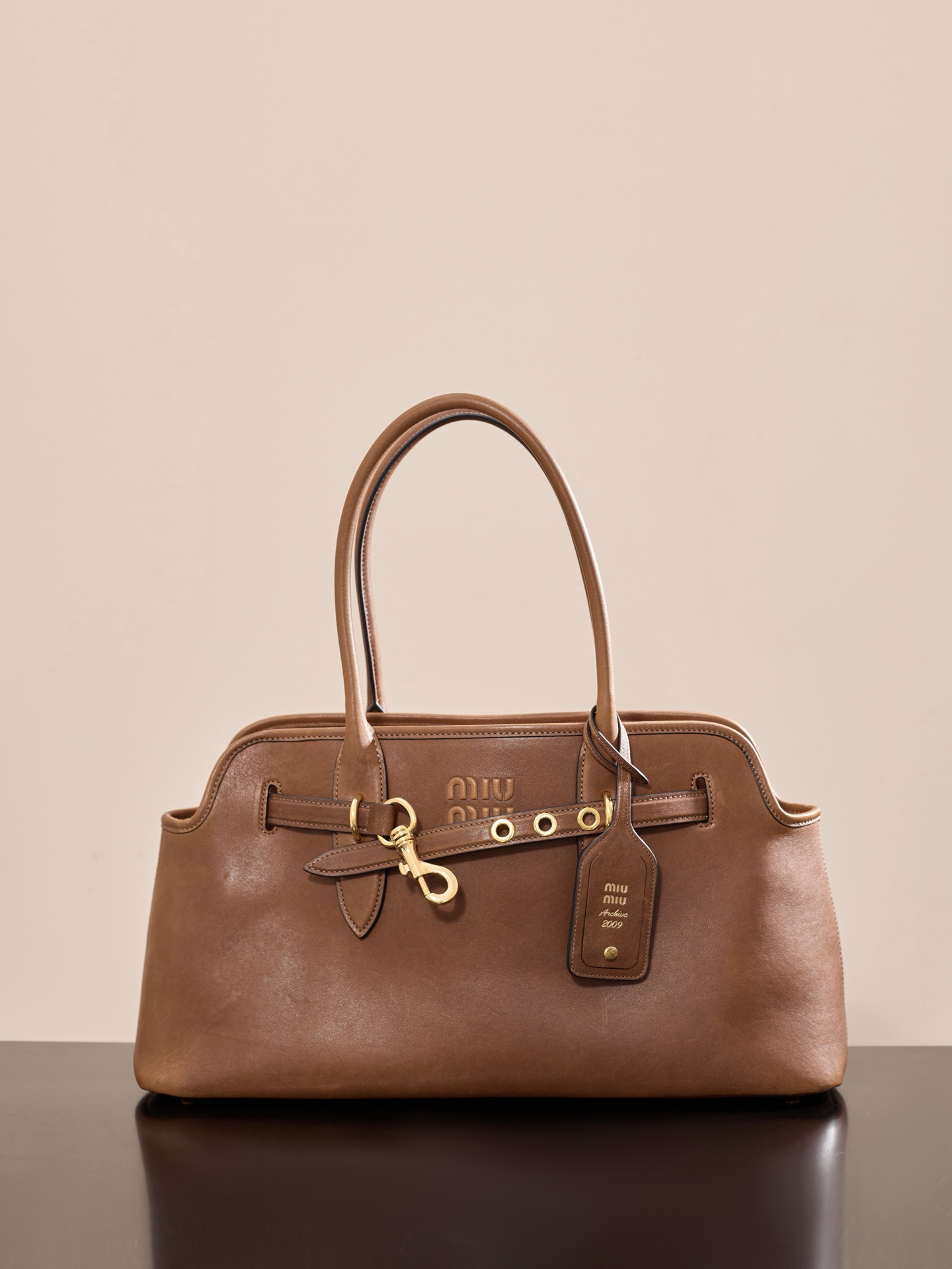 미우 미우 아방뛰르 나파 가죽 백 오크 44*22.5*14.5 1680