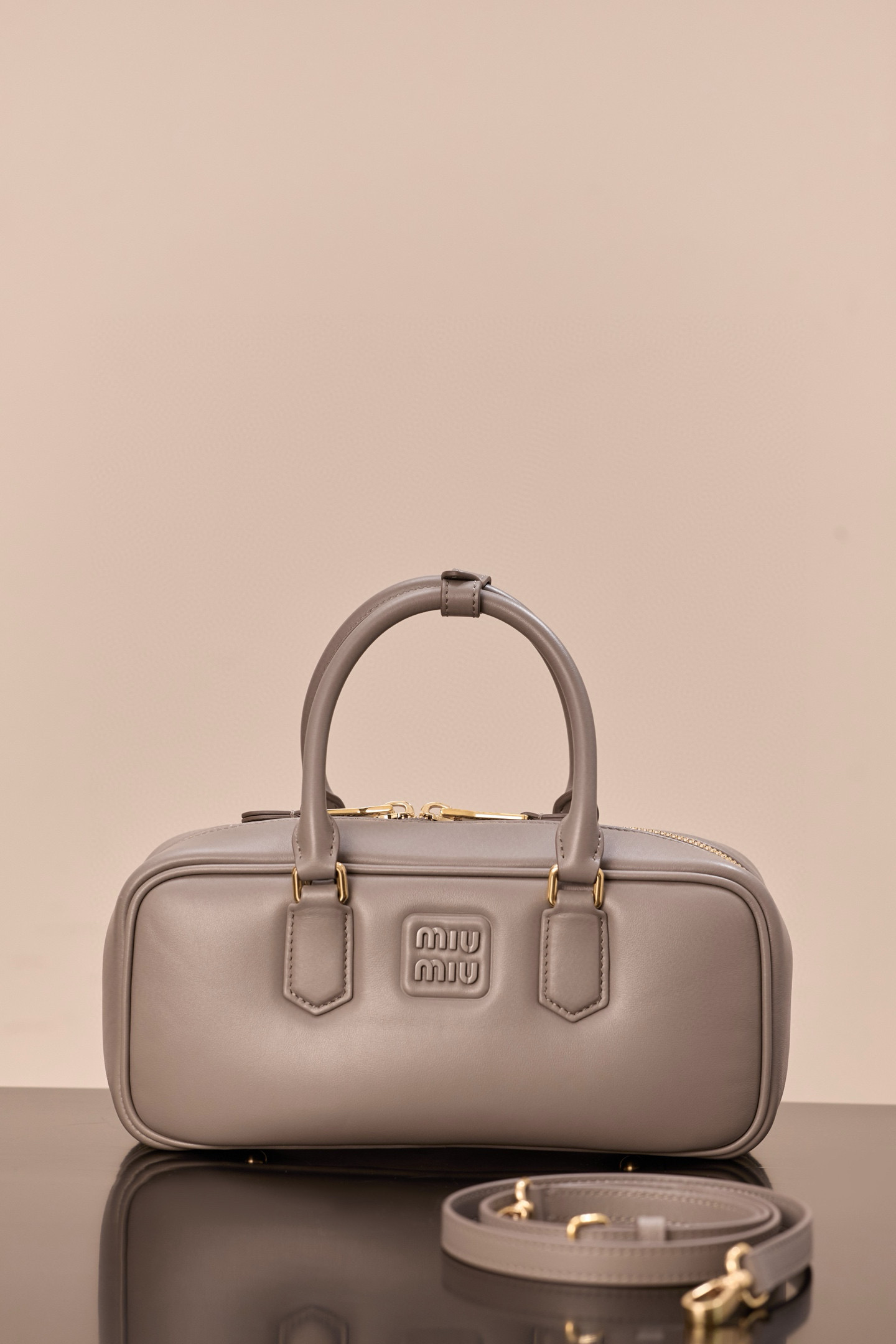 미우 미우 아르카디 레더 백 클레이 그레이 27*12*9 1220