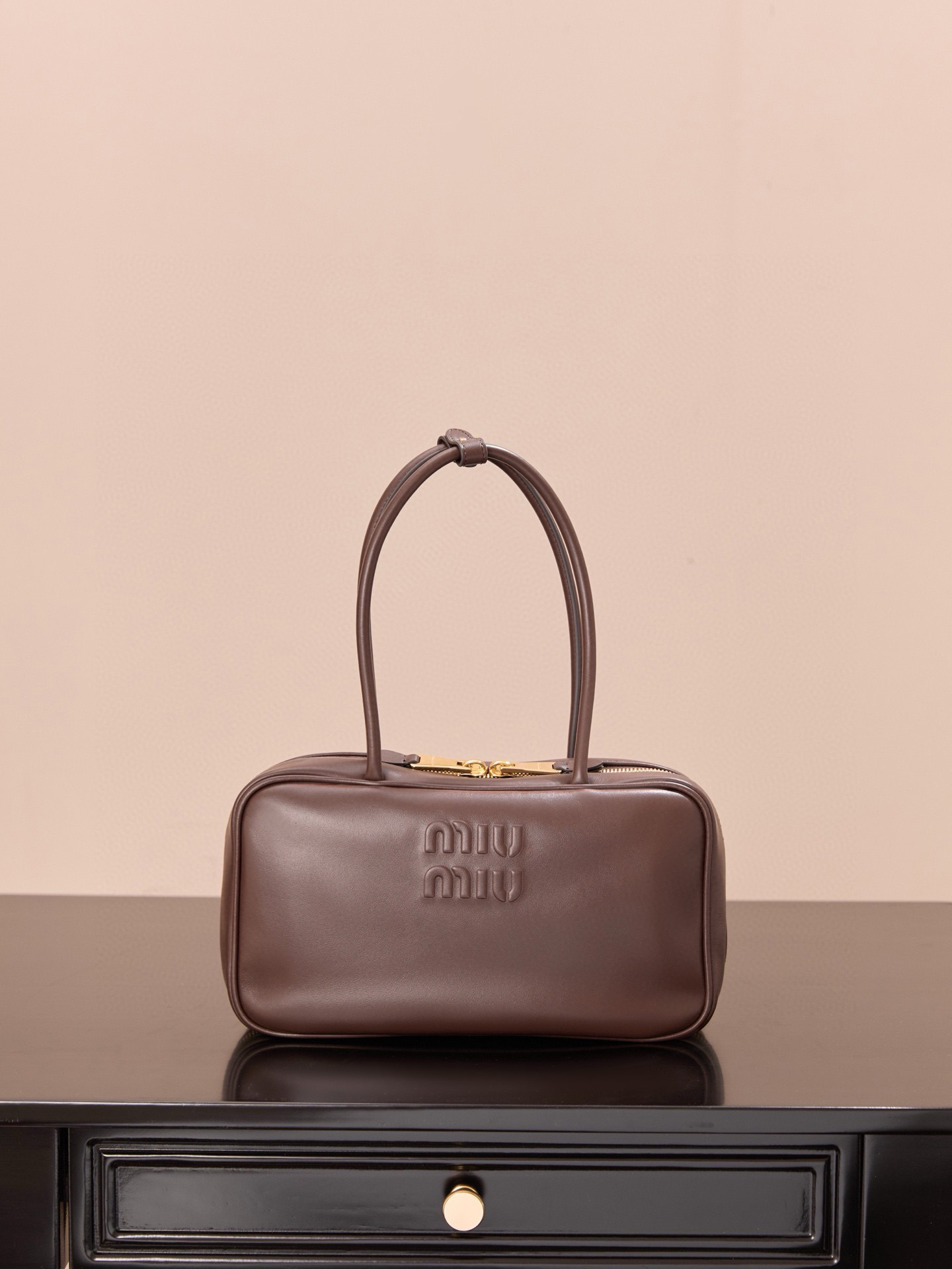 미우 미우 보 레더 탑 핸들 미디움 백 브라운 30*17*8.5 1100