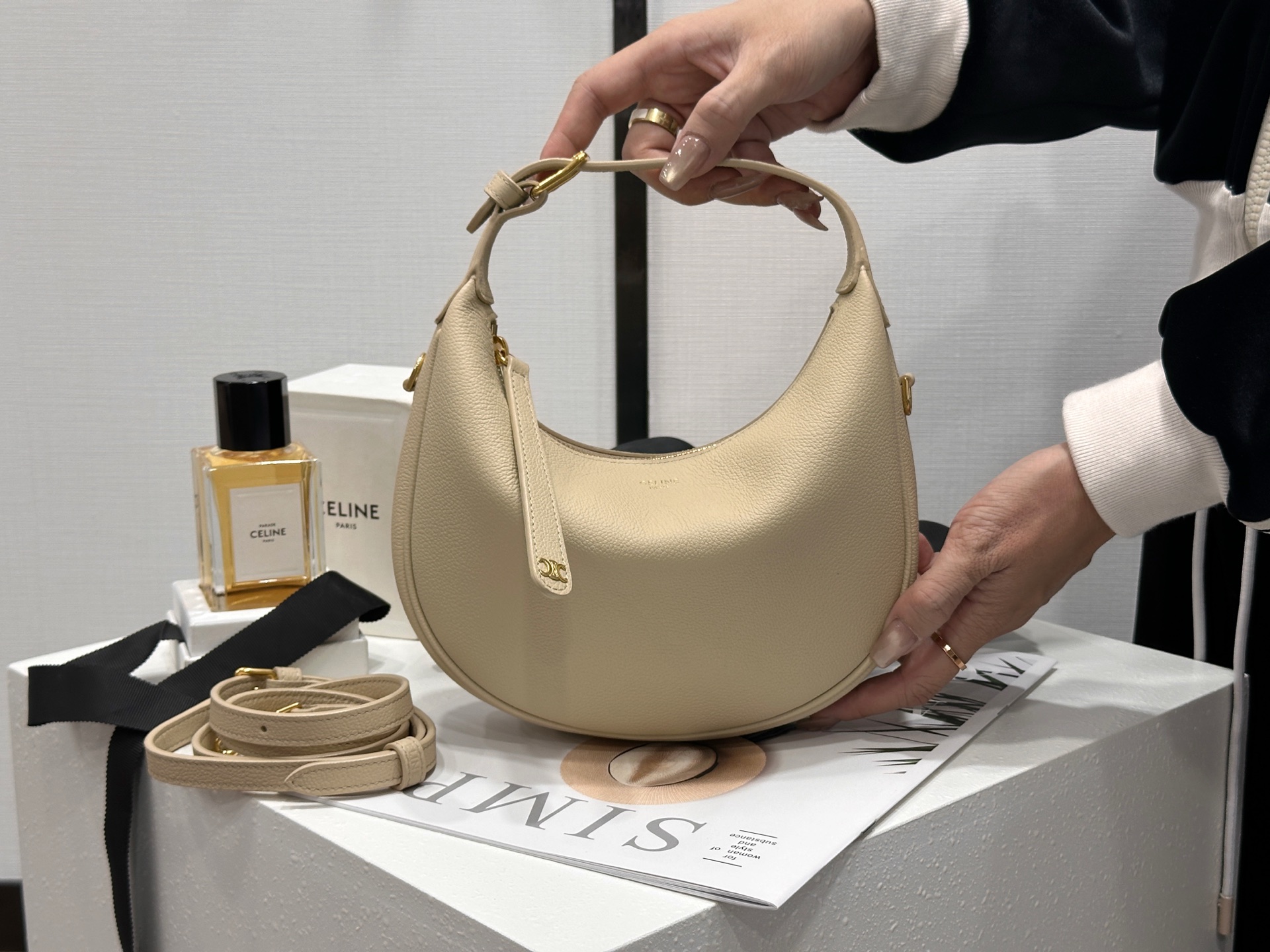 셀린느 틴 룰루 숄더백 딥 아이보리 120723 21*24*5  880