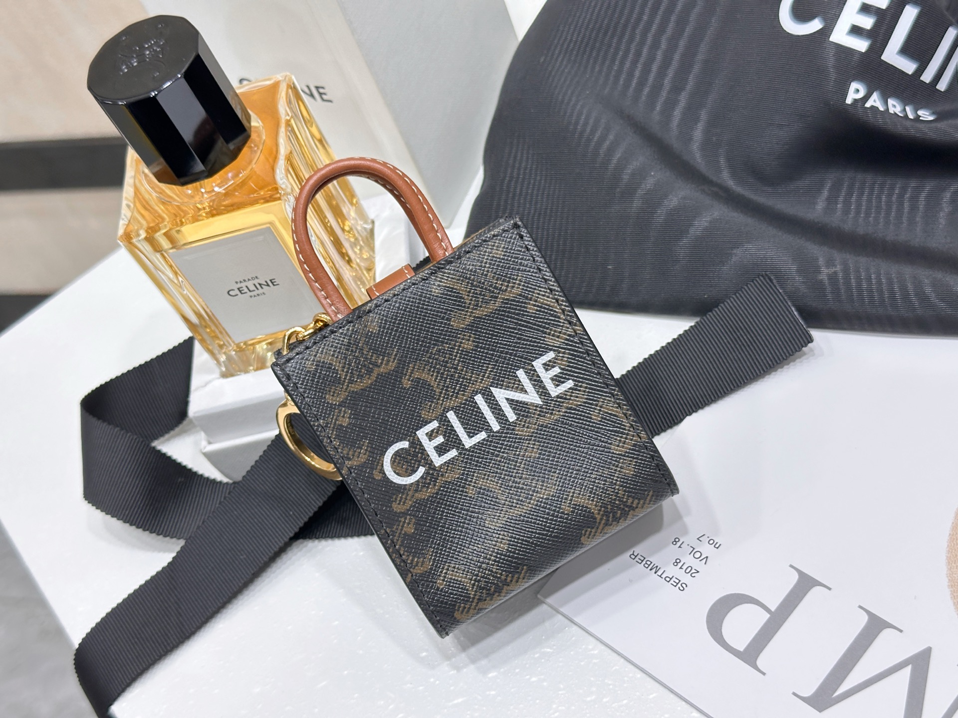 셀린느 마이크로 버티컬 카바스백 101492 7*8*3  399