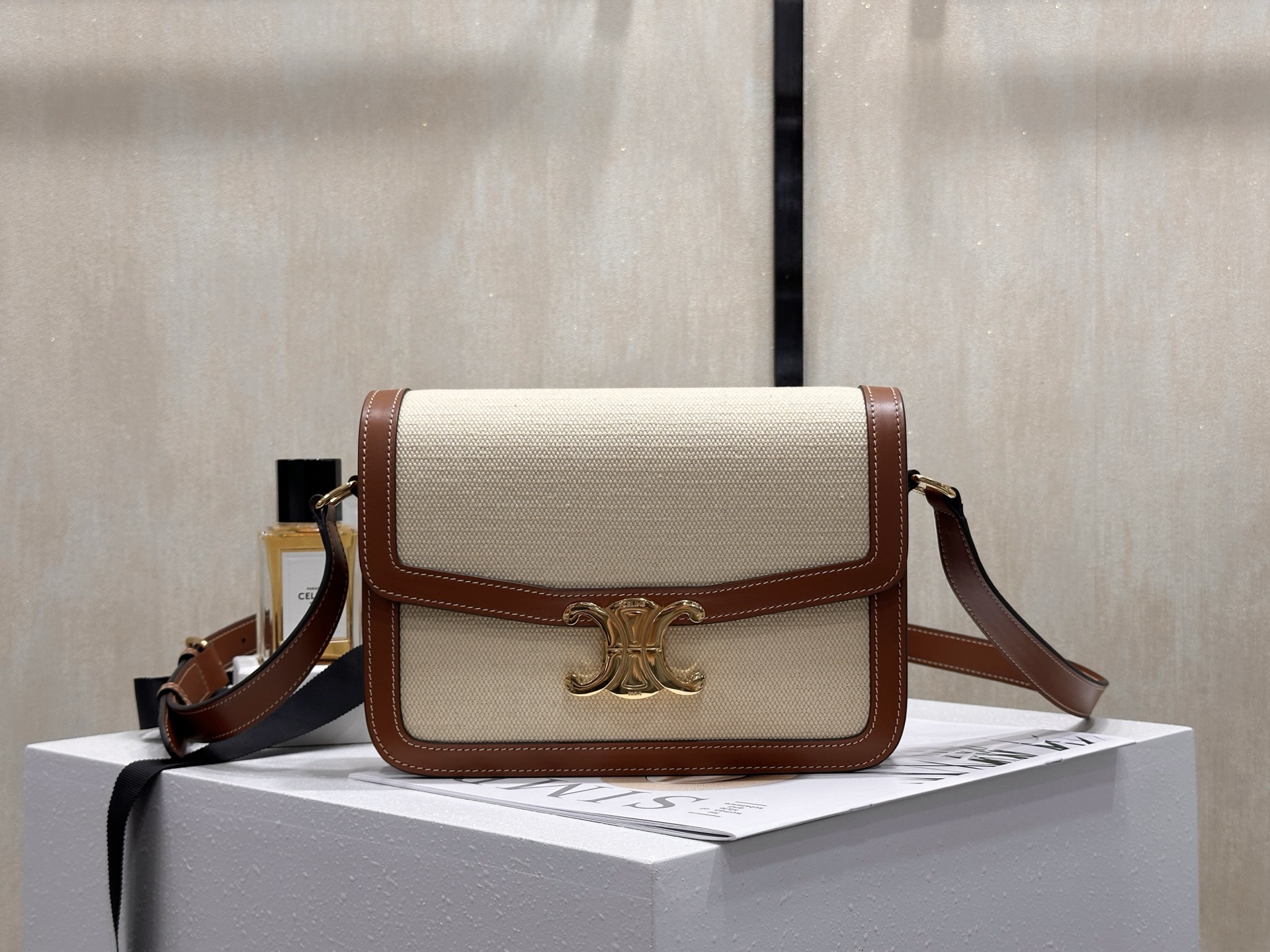 셀린느 트리옹프 백 텍스타일 카프스킨 미디움 191242 22.5*16.5*7  1000