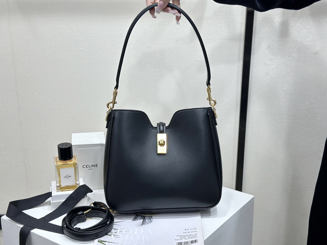 셀린느 까미유 16 소프트백 스몰 블랙 120693 24.5*21.5*5  1100