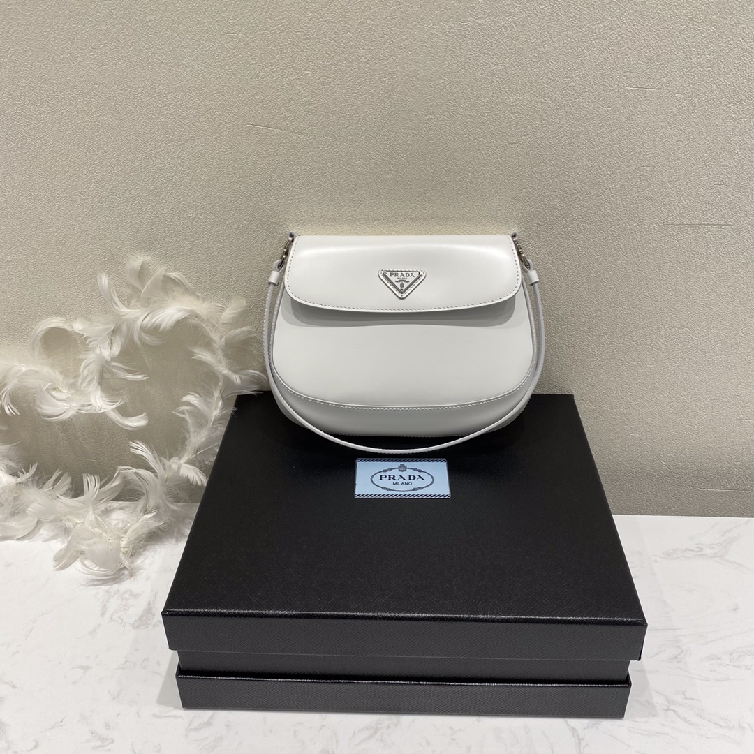 프라다 클레오 브러시드 가죽 숄더백 화이트  1BD311 22*15.5*4 