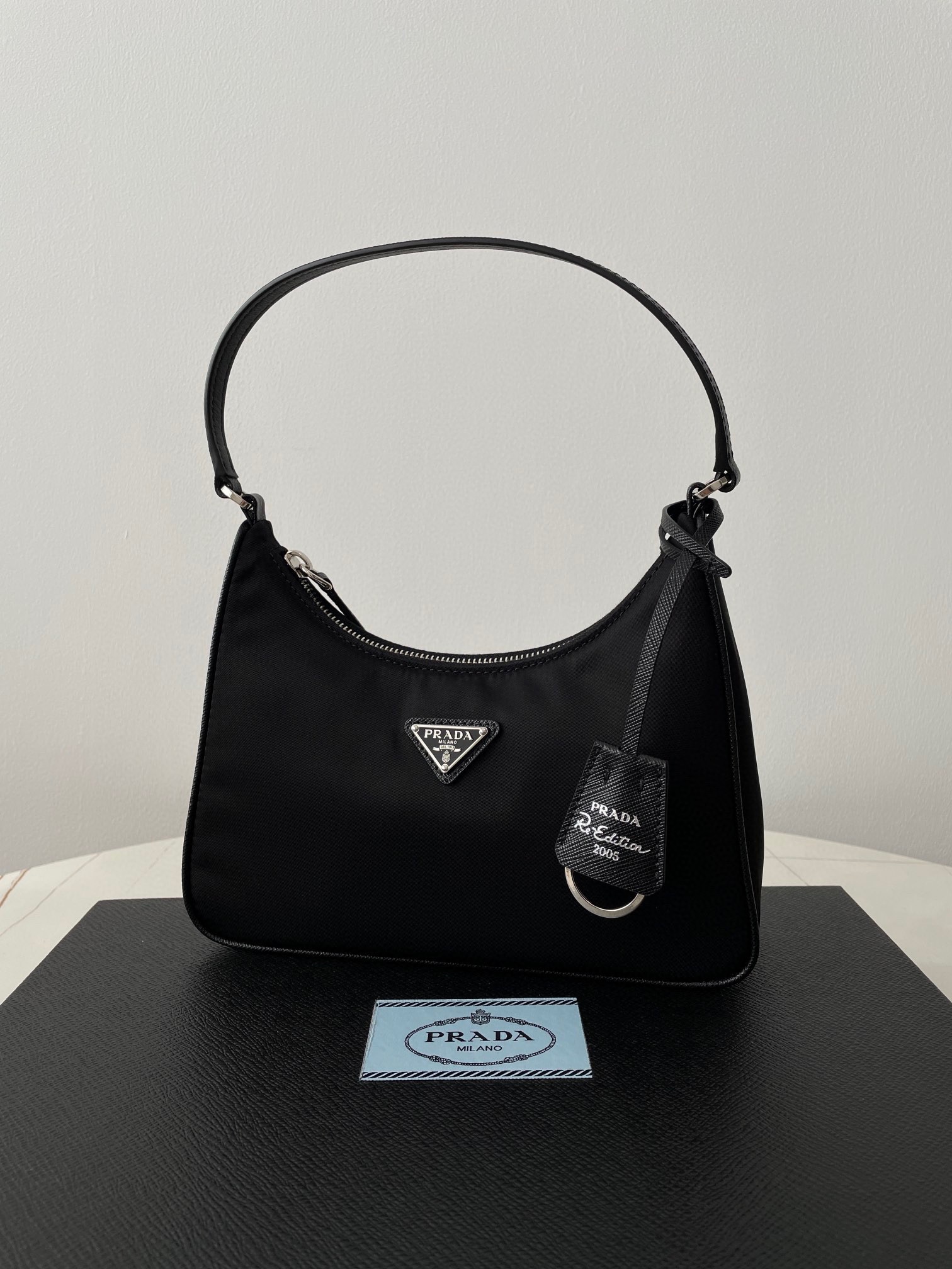 프라다 리나일론 미니 호보백  블랙  1NE204 23*17*6 