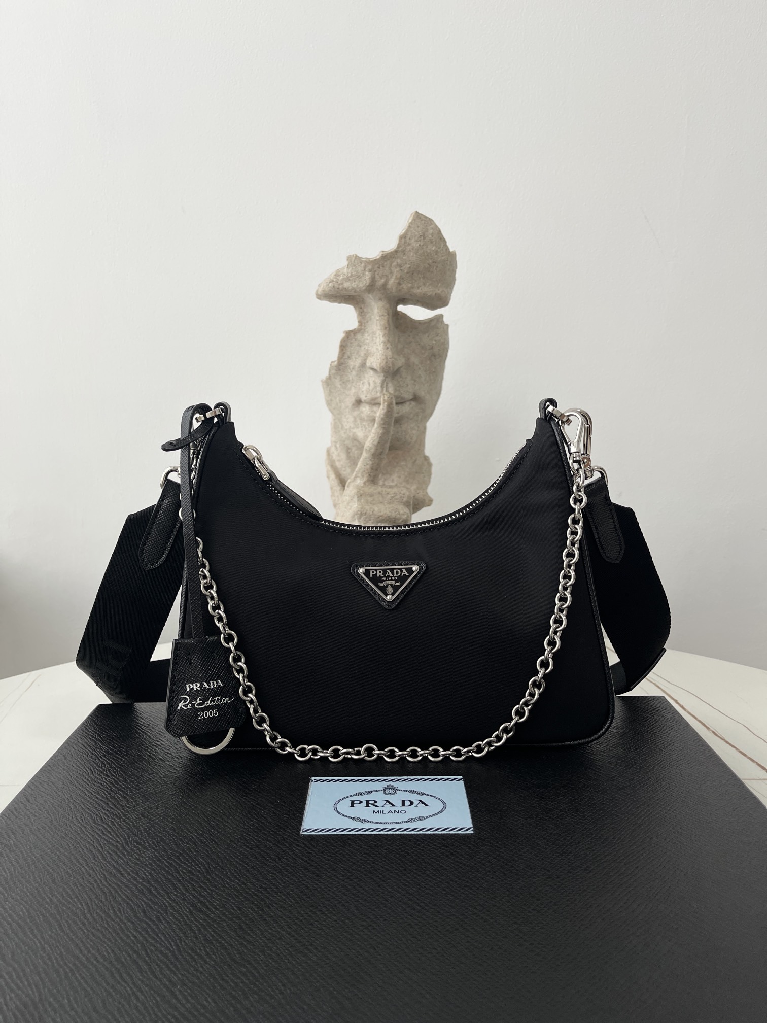 프라다 2005 리나일론 숄더백 은장  블랙 1BH204 23*17*6  