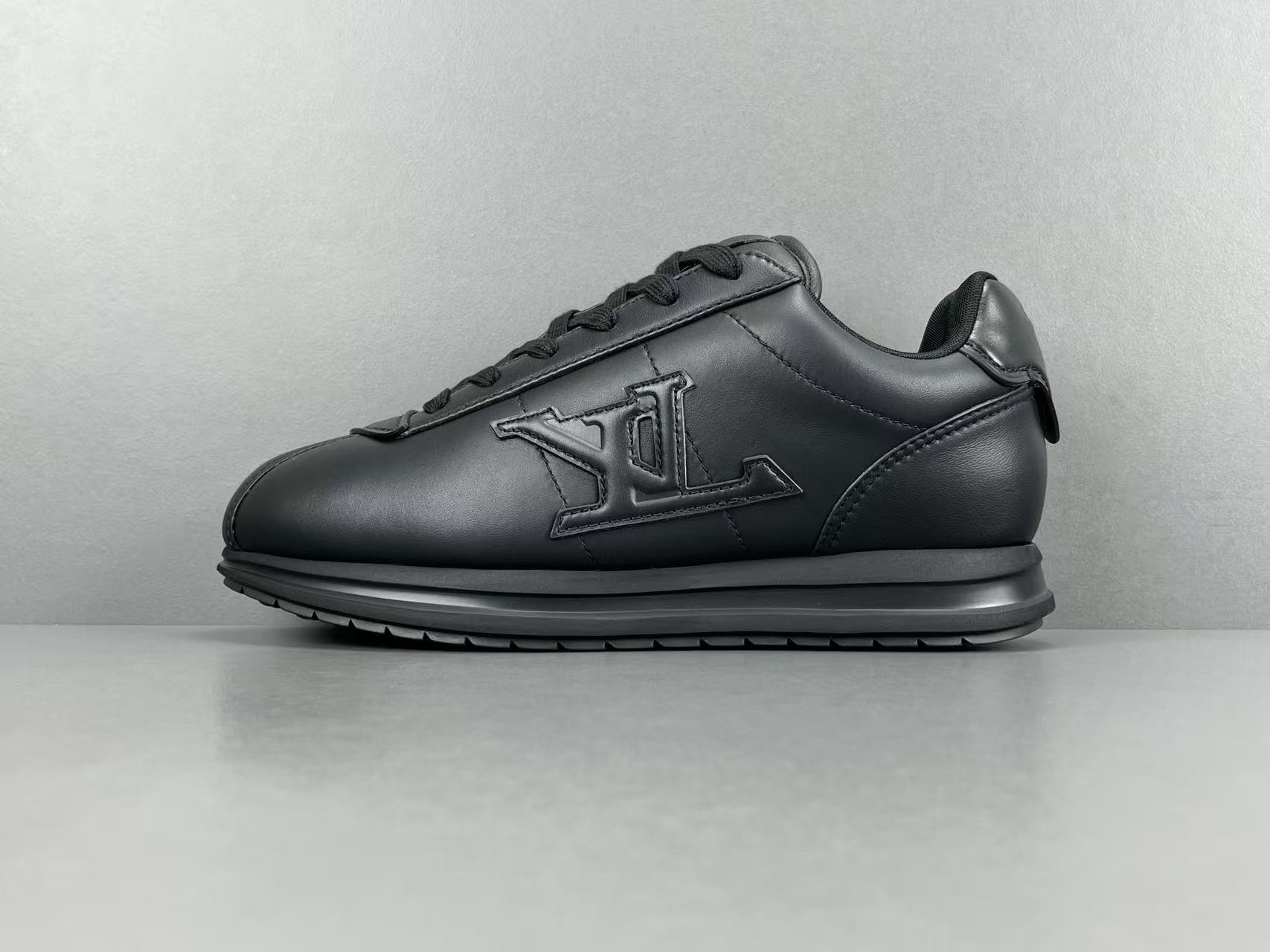 루이비통 LV 버터소프트 스니커즈 블랙 1AIKEF