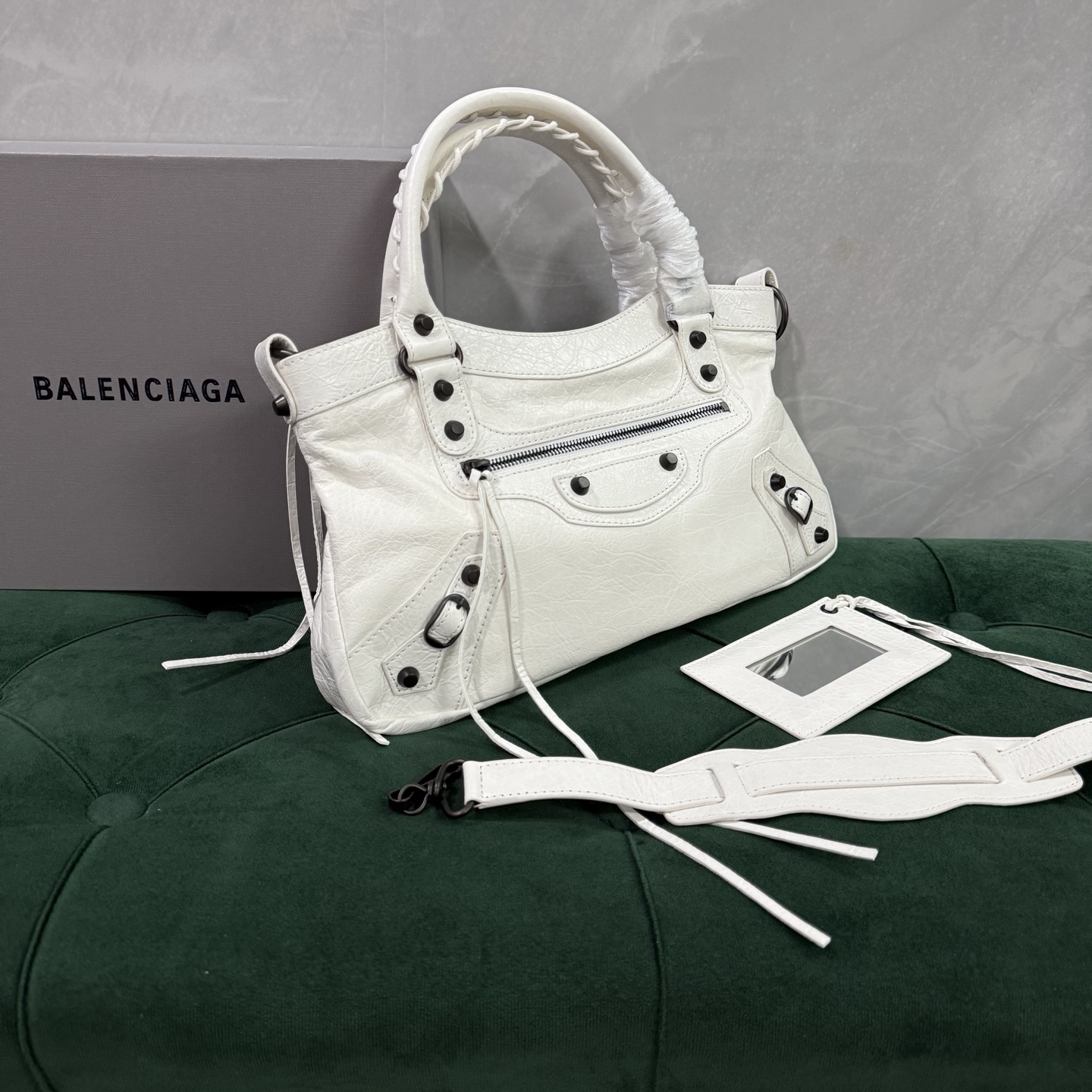 발렌시아가 르 시티 퍼스트백 화이트 34-20-7