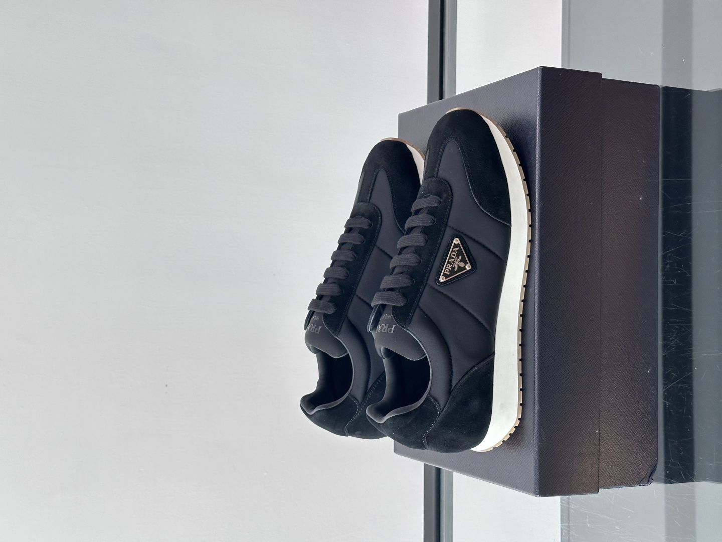 프라다 프랙스 스웨이드 스니커즈 