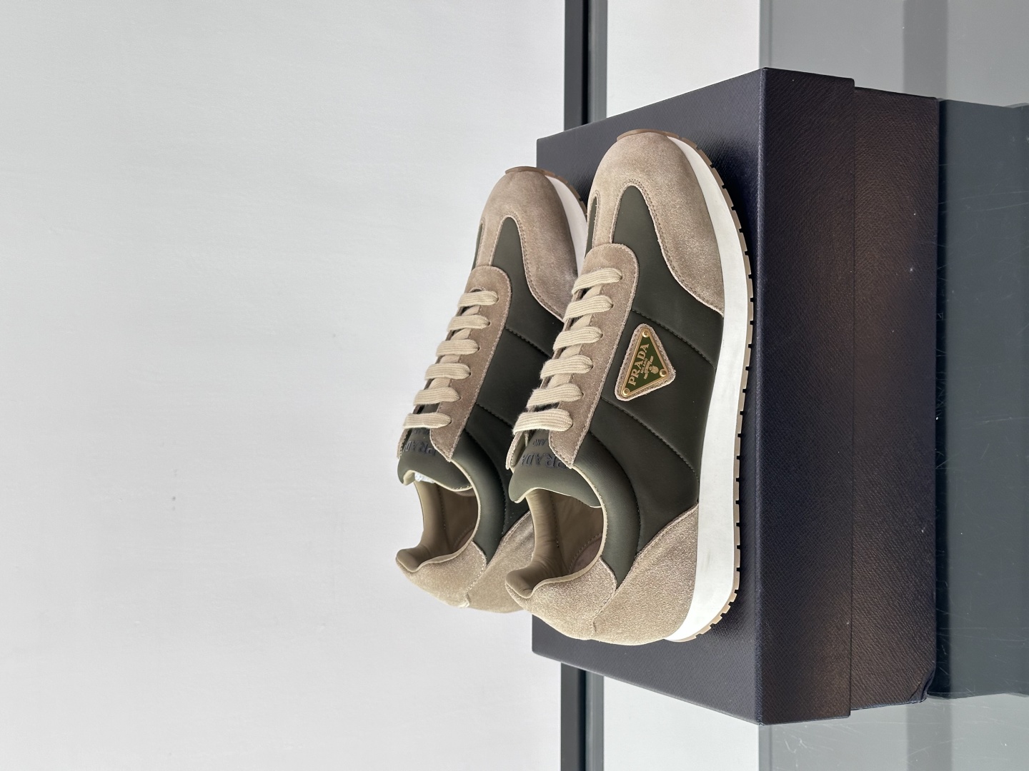 프라다 프랙스 스웨이드 스니커즈 