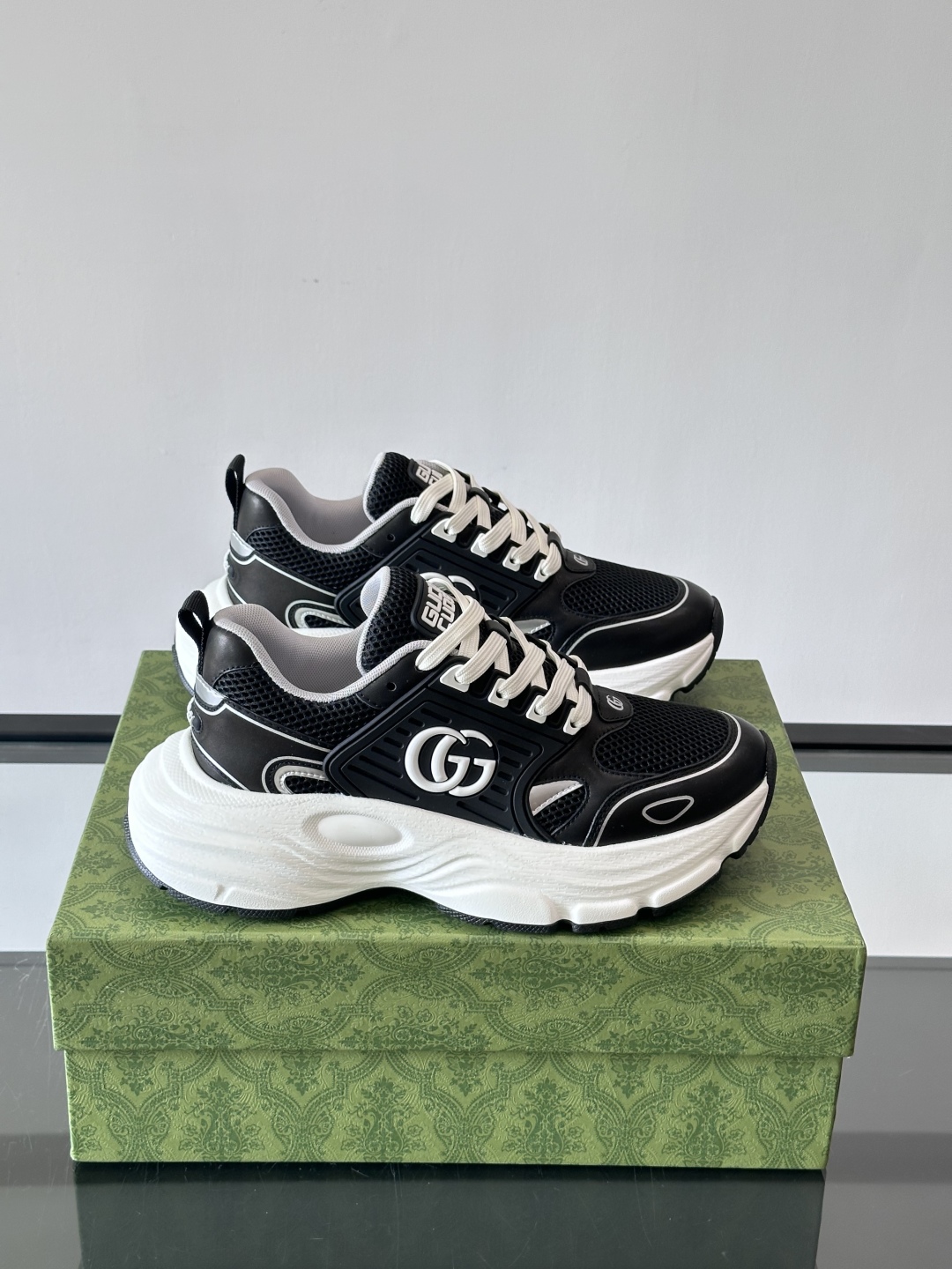 구찌 GG 엠보스 스니커즈 