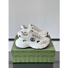 구찌 GG 엠보스 스니커즈 