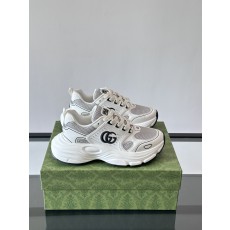 구찌 GG 엠보스 스니커즈 
