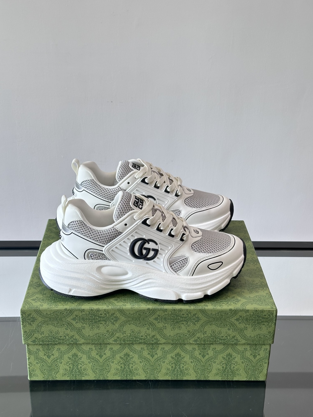 구찌 GG 엠보스 스니커즈 