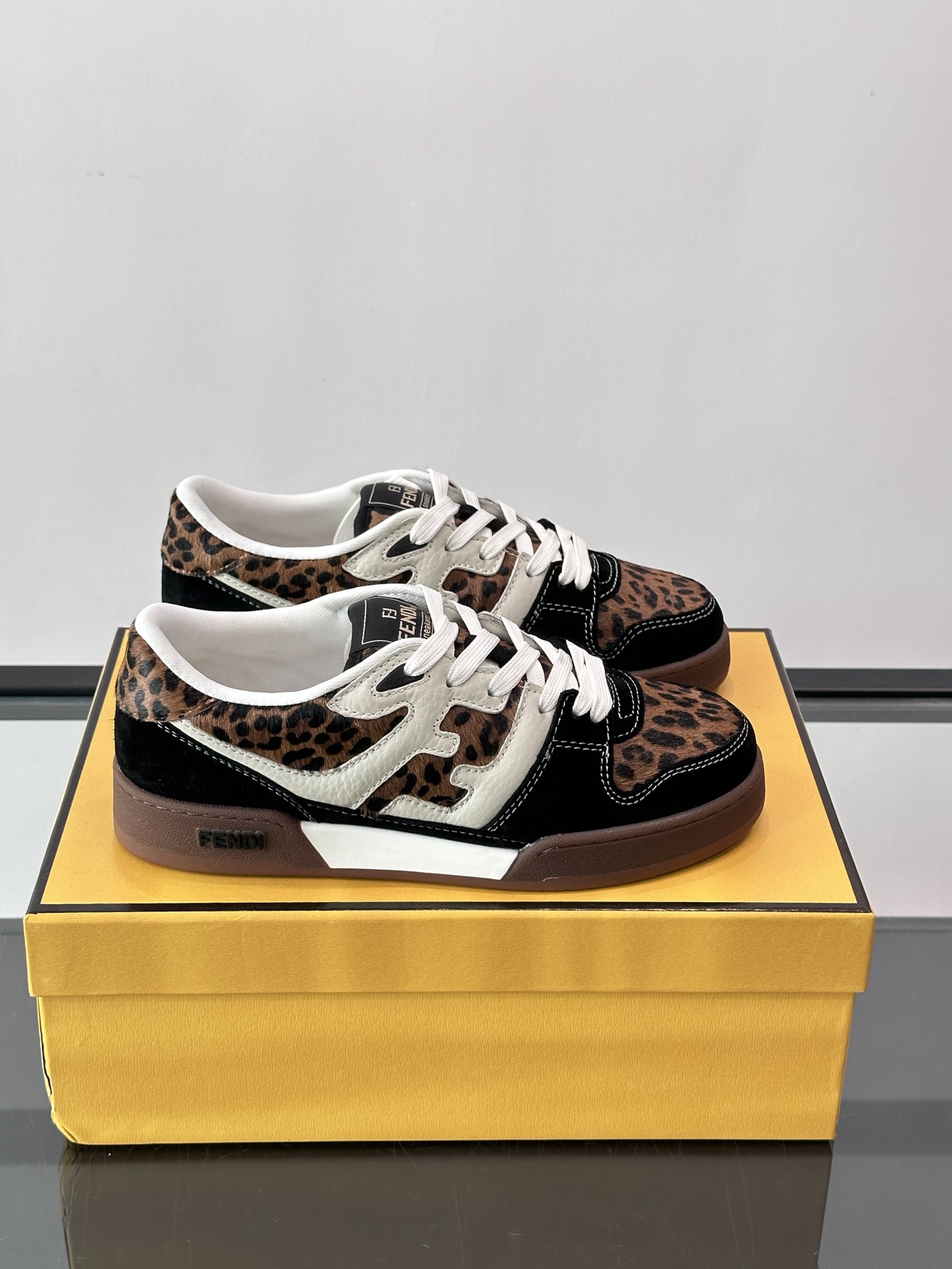 펜디 가죽 스니커즈 멀티 컬러 