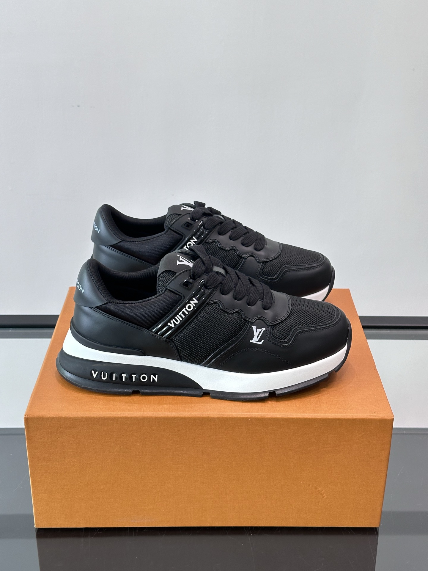 루이비통 런어웨이 맥시 스니커즈 