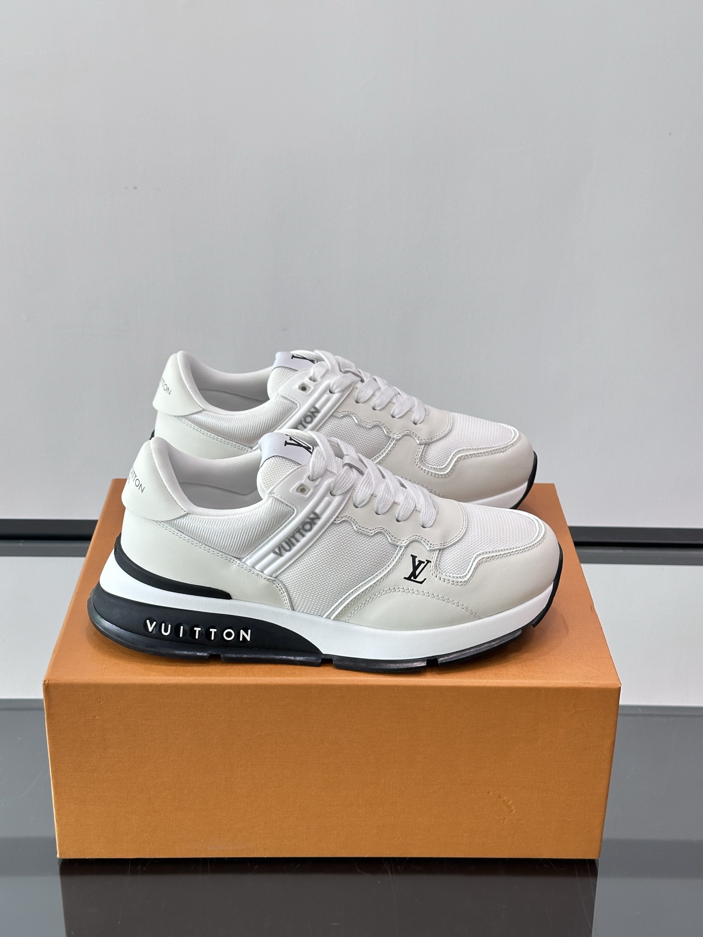 루이비통 런어웨이 맥시 스니커즈 