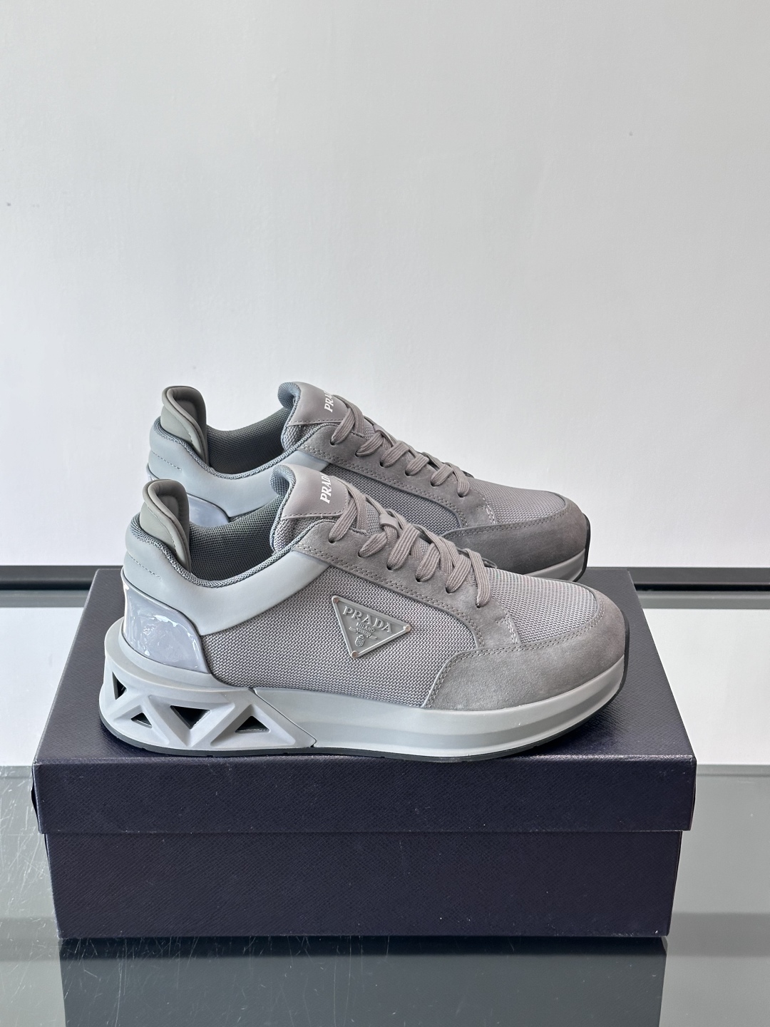 프라다 남성 스니커즈 