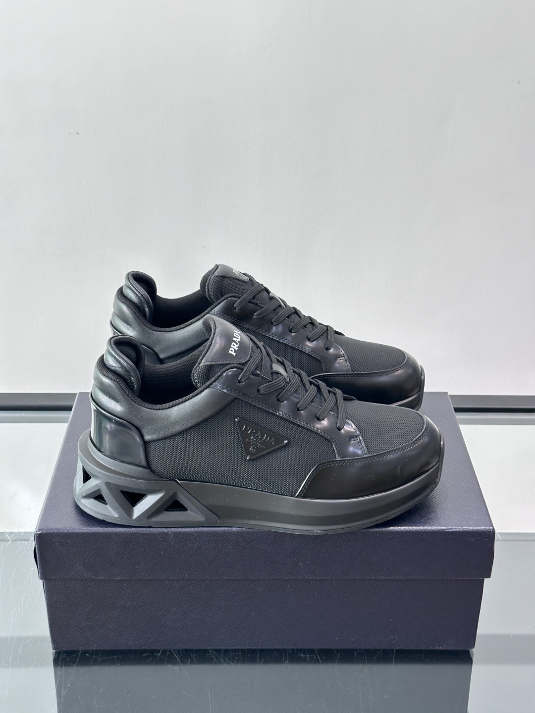 프라다 남성 스니커즈 