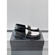 프라다 브러쉬드 로퍼 