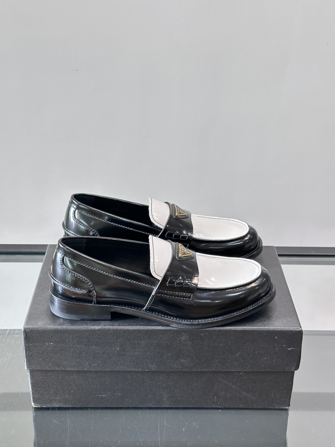 프라다 브러쉬드 로퍼 