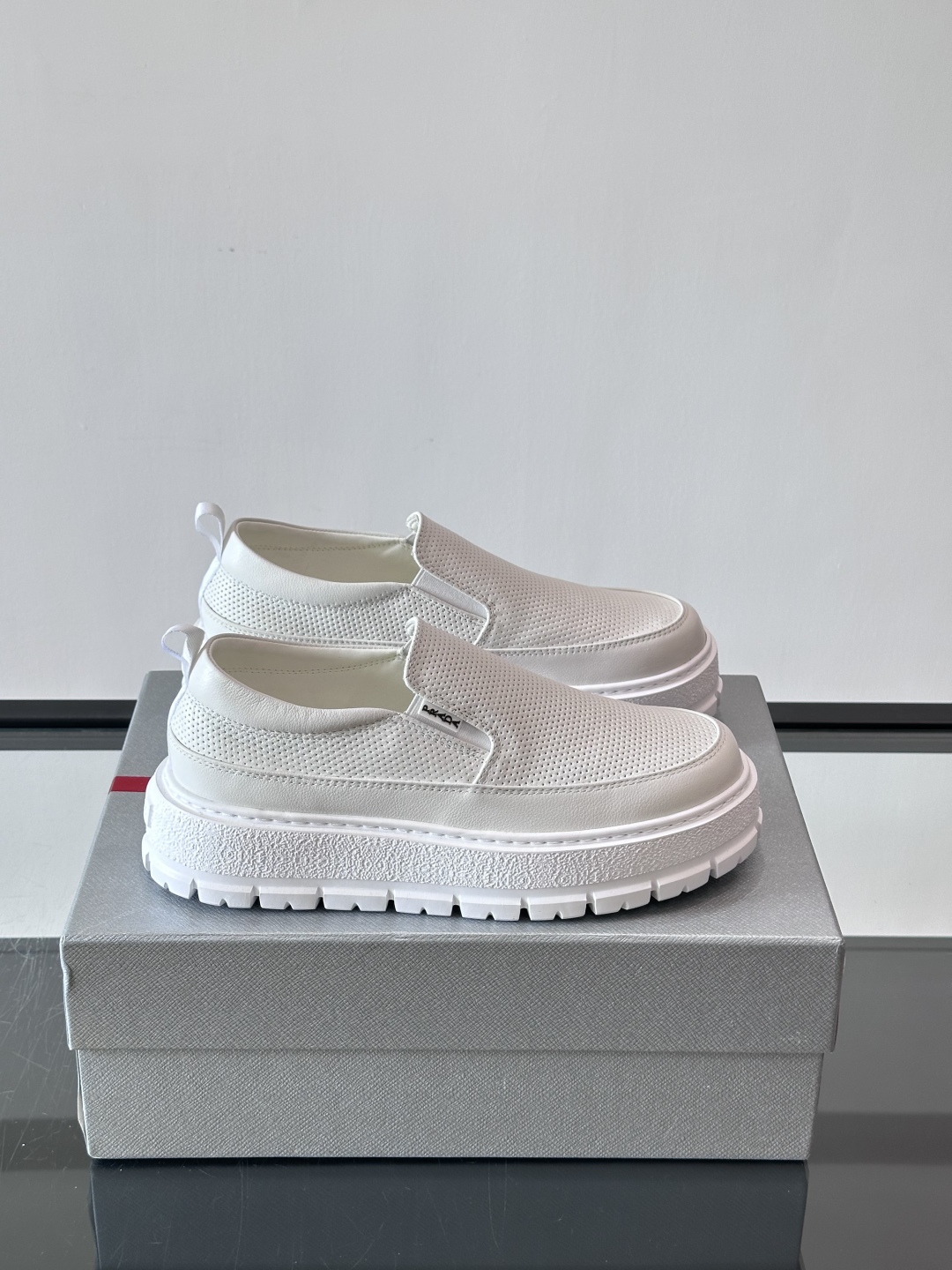 프라다 슬립온 화이트 