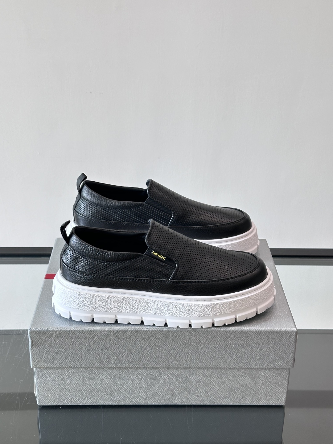 프라다 슬립온 블랙 