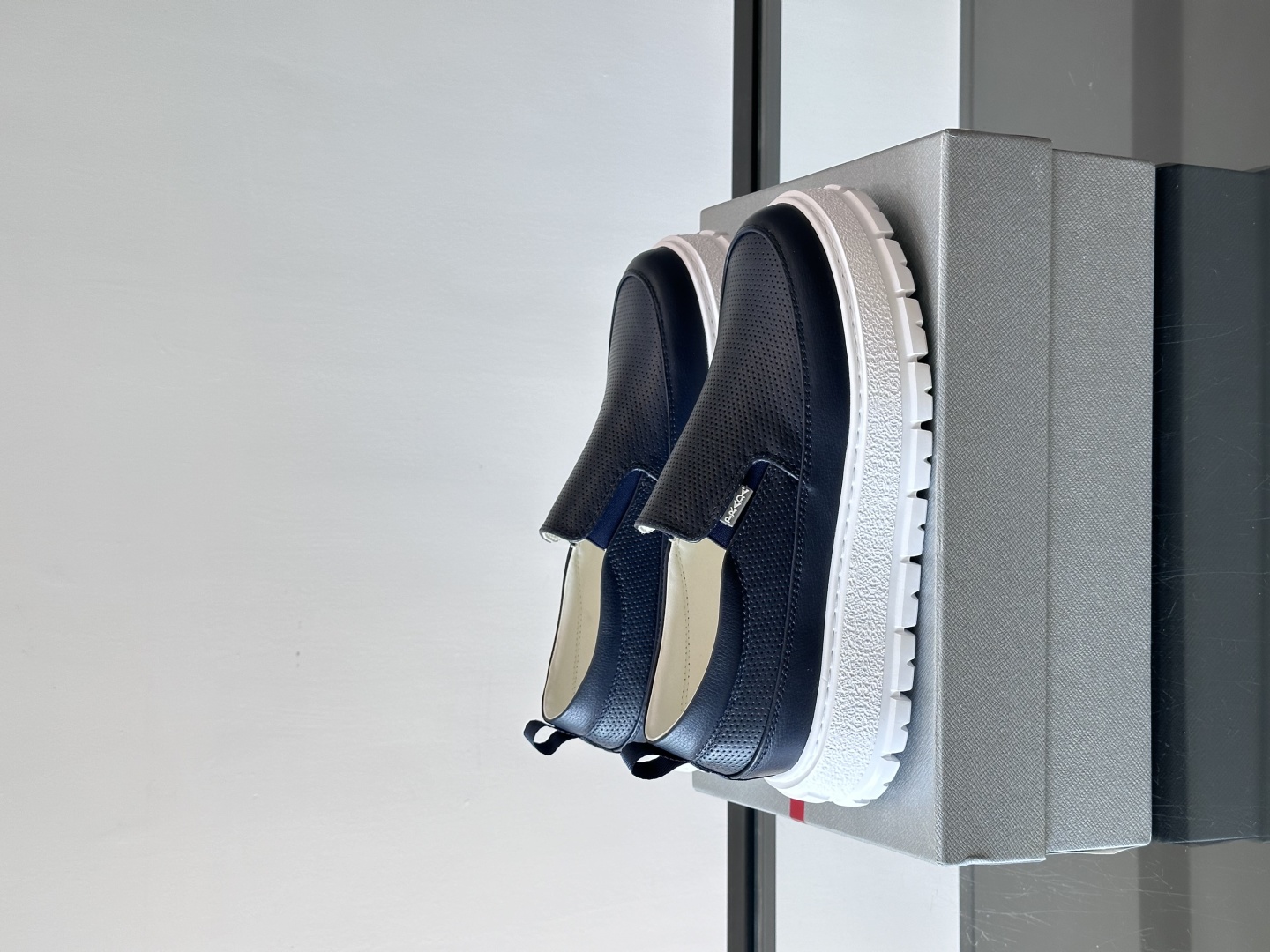 프라다 슬립온 네이비 