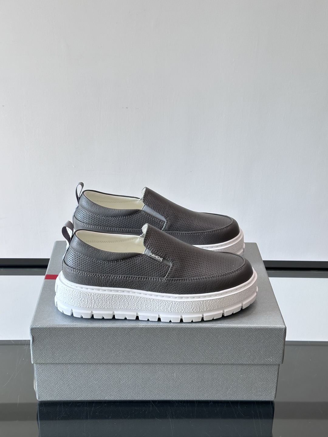 프라다 슬립온 그레이 