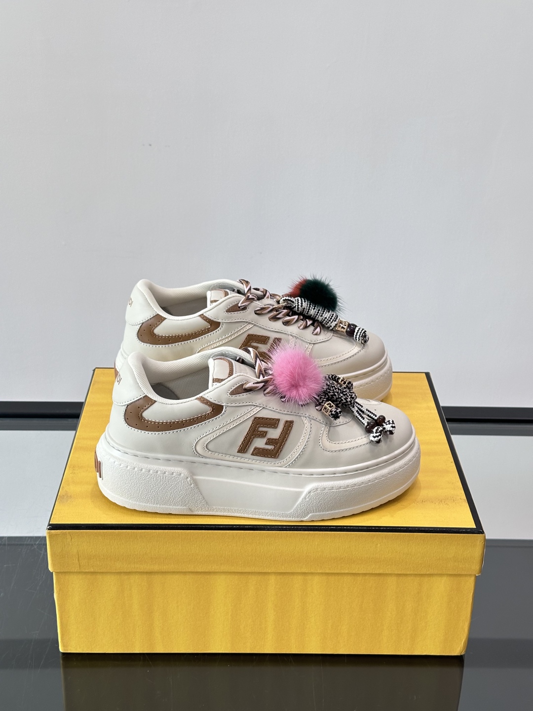 펜디 매치 가죽 화이트 스니커즈 