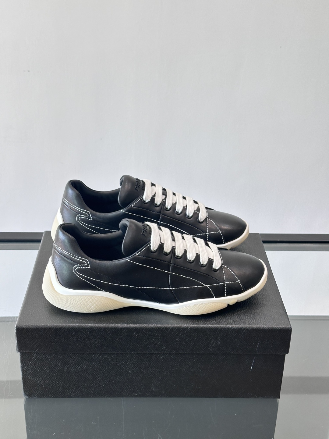 프라다 나파 스니커즈 블랙 