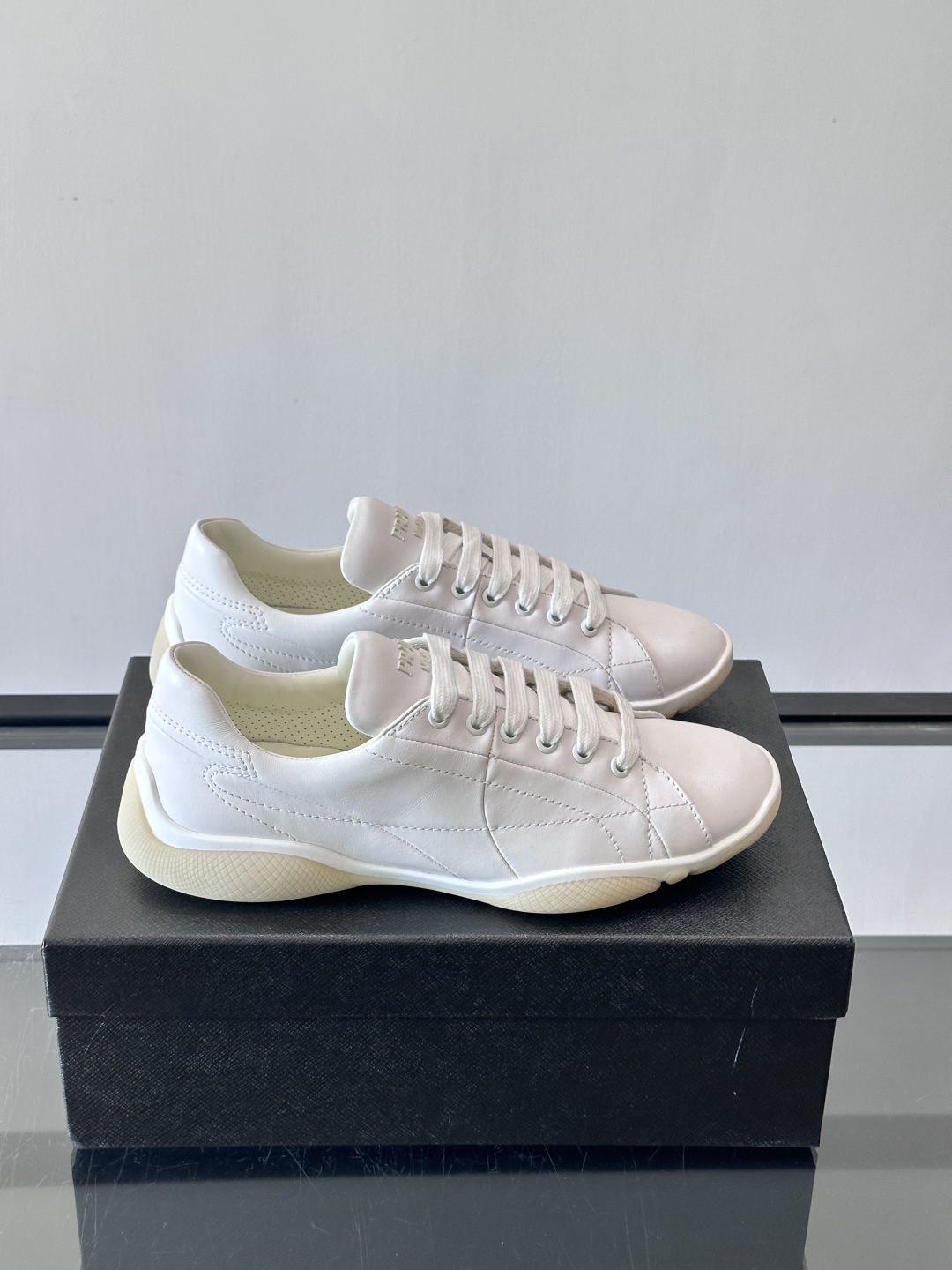 프라다 나파 스니커즈 화이트 