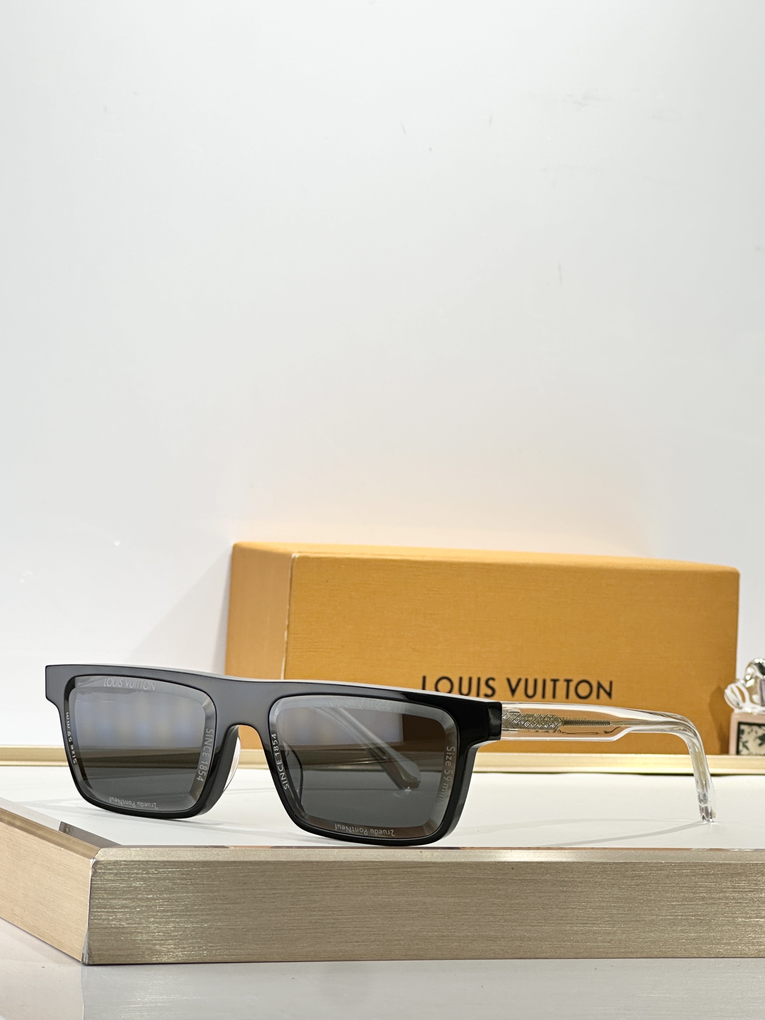 루이비통 수퍼비전 데일리 로우 스퀘어 선글라스 Z2980U