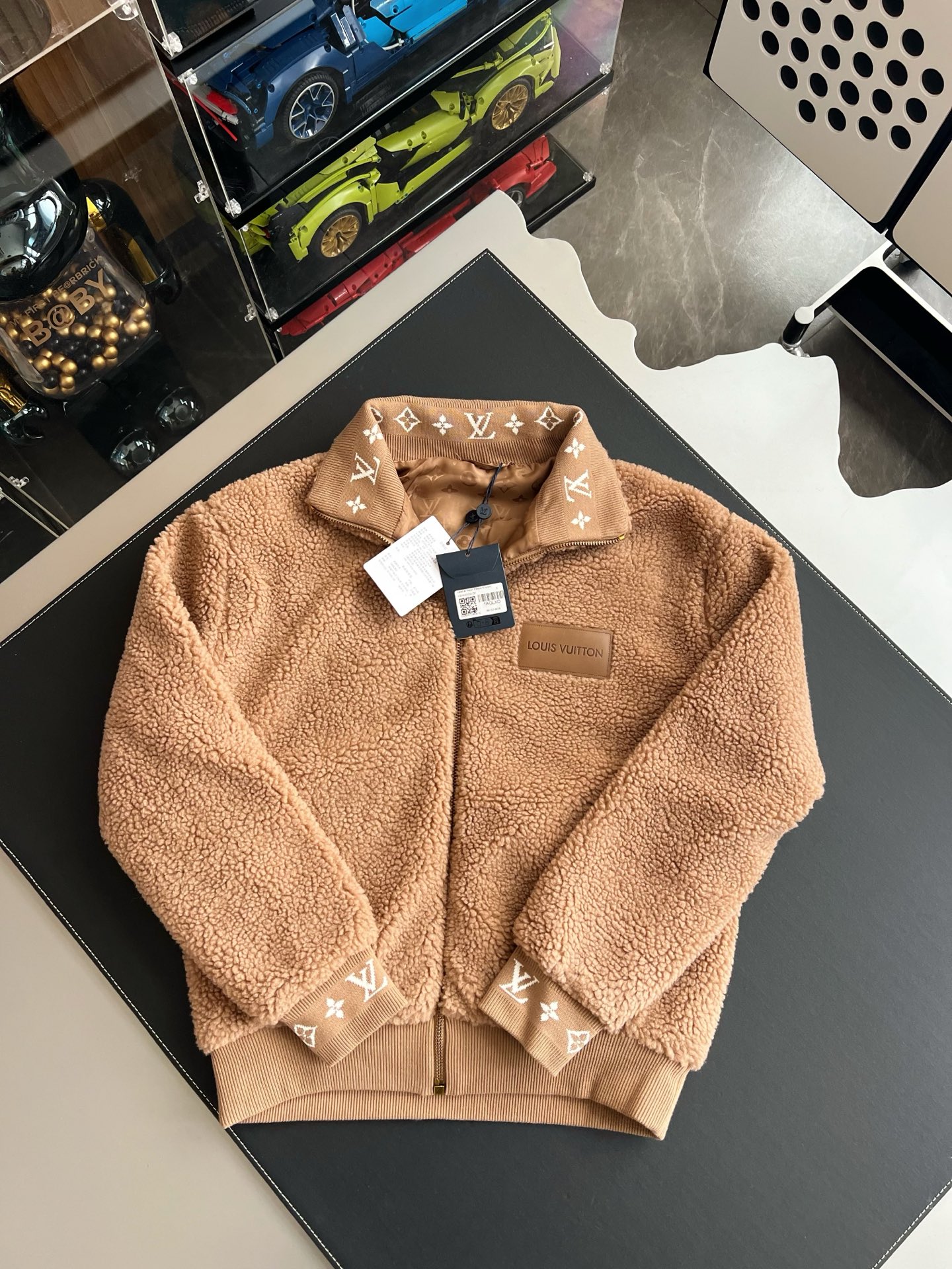 루이비통 레더 패치 플리스 브라운