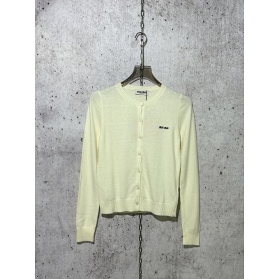 미우미우 모노그램 자카드 단색 단추 가디건 화이트