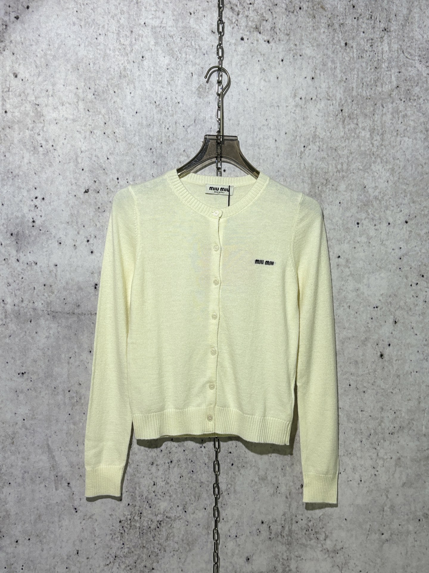 미우미우 모노그램 자카드 단색 단추 가디건 화이트