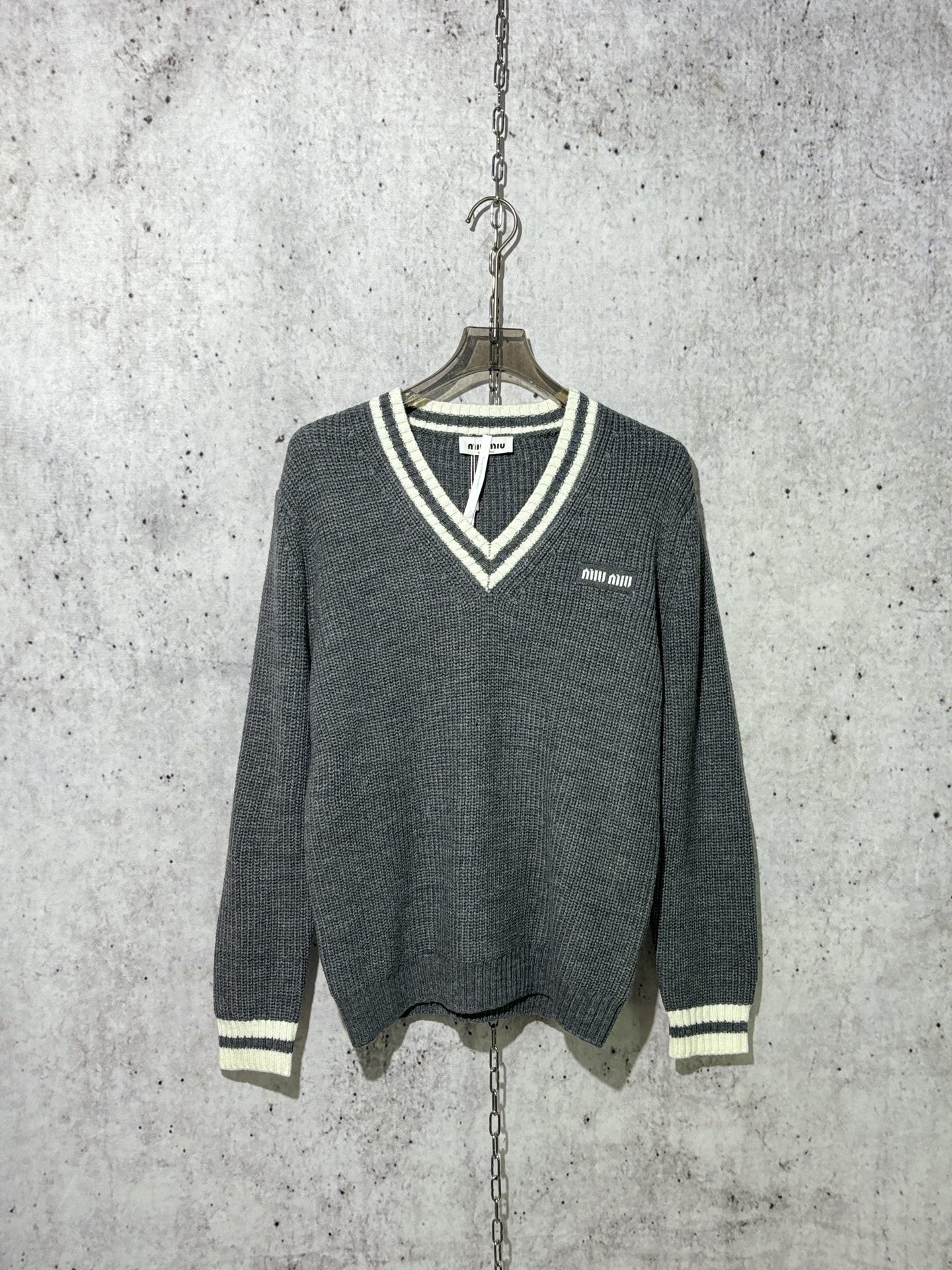 미우미우 베이직 브이넥 니트 그레이