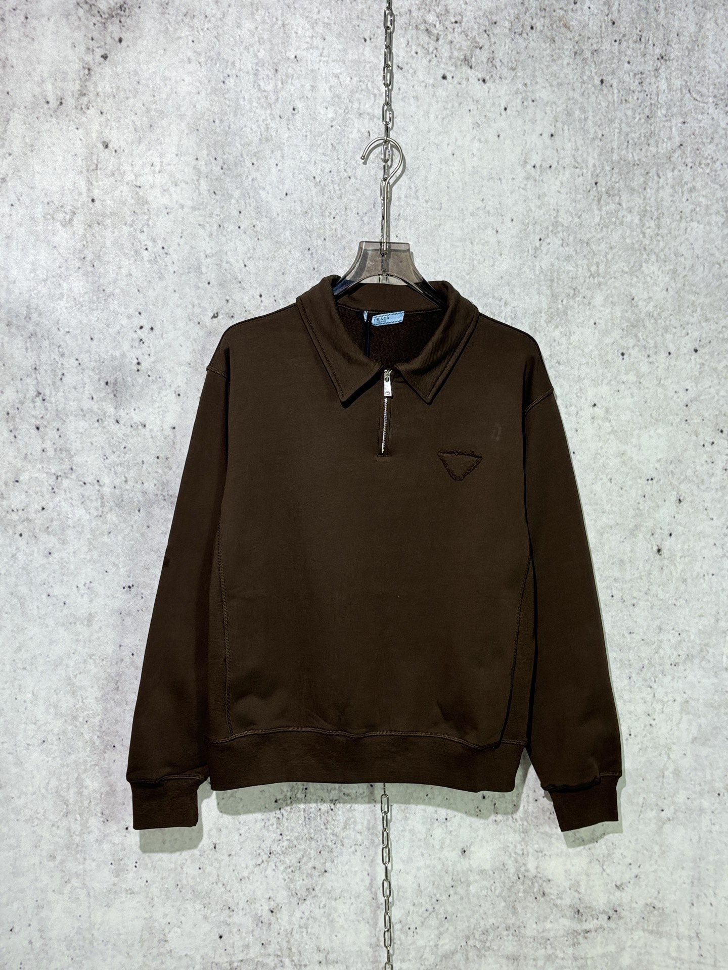 프라다 트라이앵글 로고 하프집업 폴로 셔츠 브라운