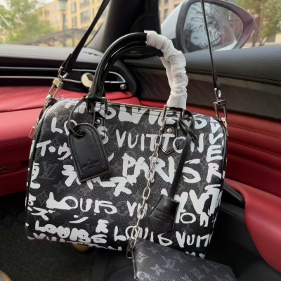 루이비통 스피디 P9 반둘리에 30 스크리블 블랙 화이트