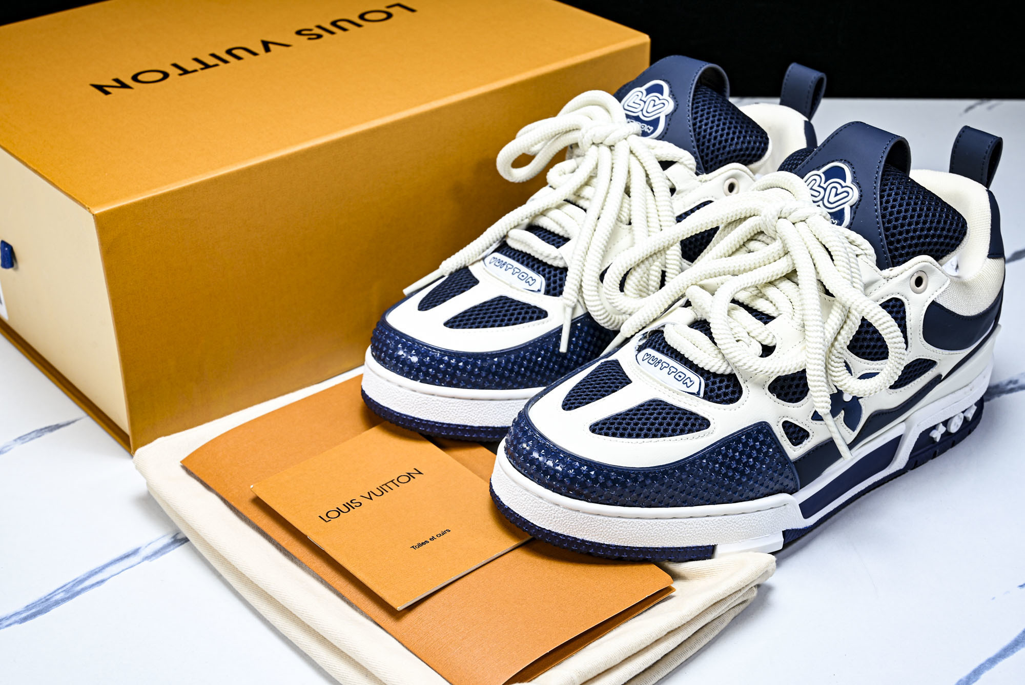 [V8] 루이비통 스케이트 메쉬 스니커즈 화이트 블루