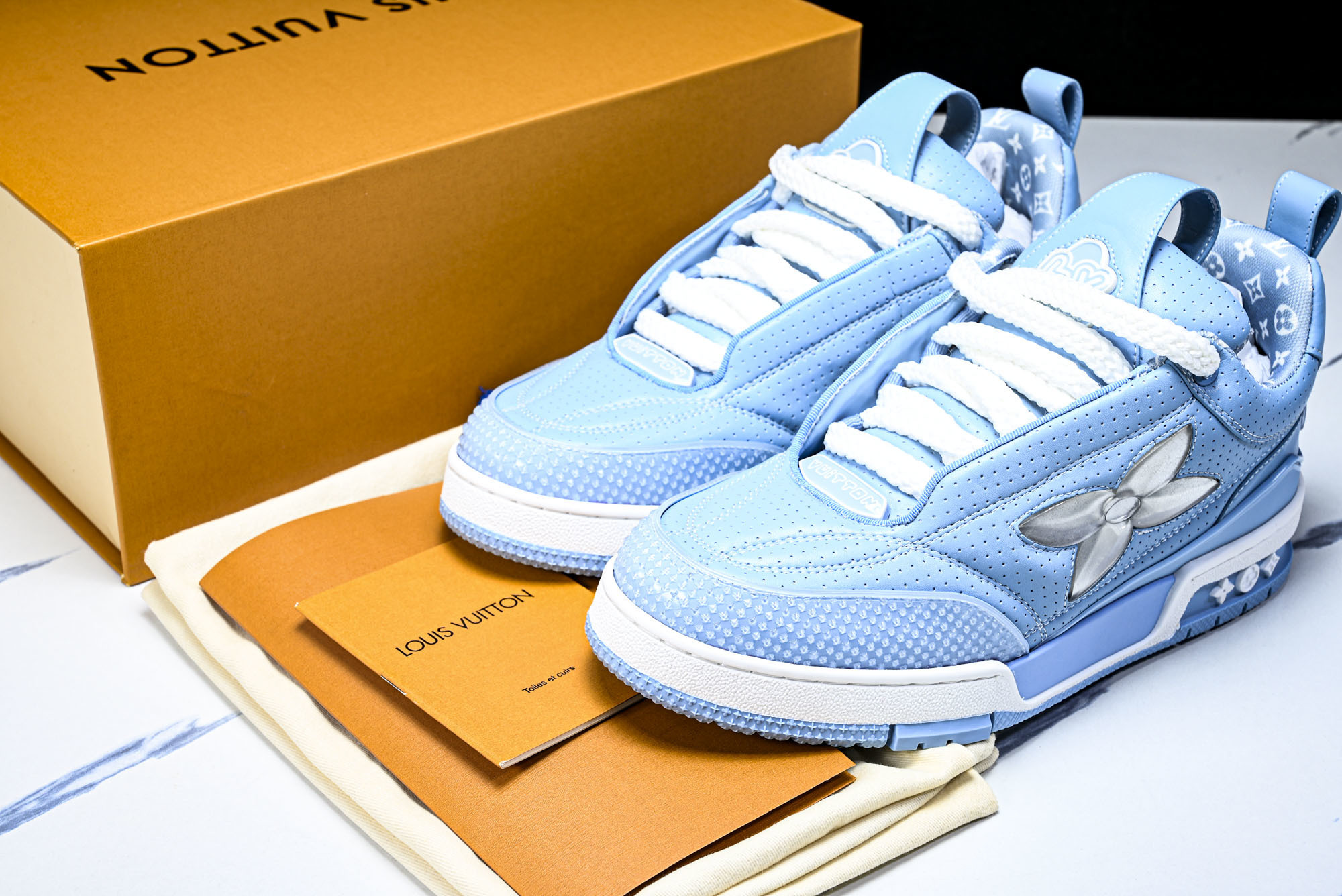 [V8] 루이비통 스케이트 트레이너 스니커즈 스카이