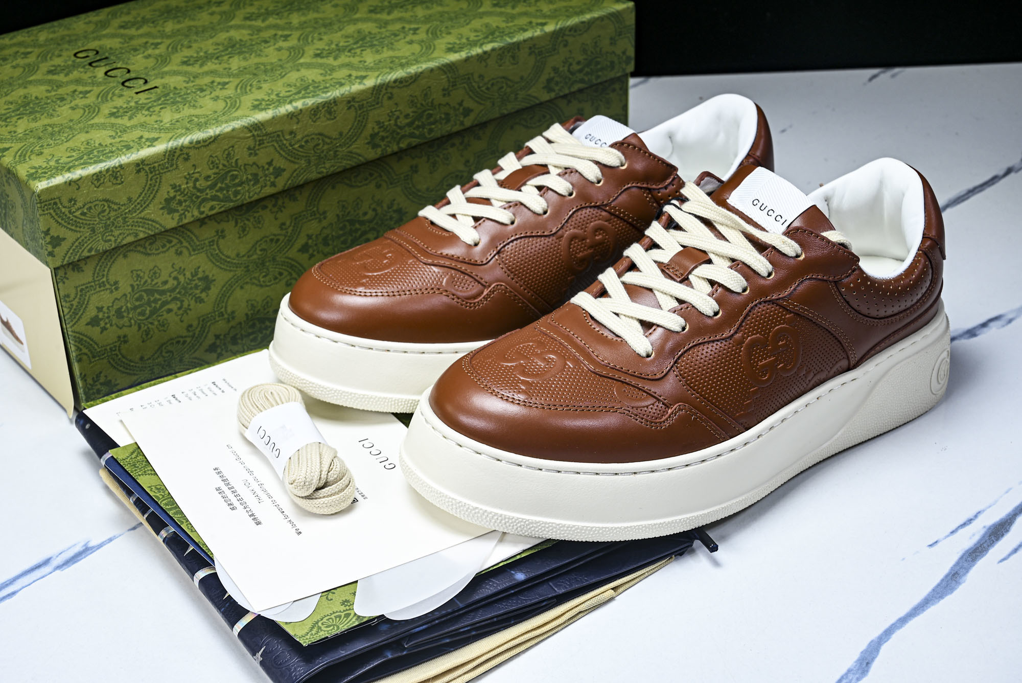 [X1] 구찌 GG 엠보스드 가죽  스니커즈