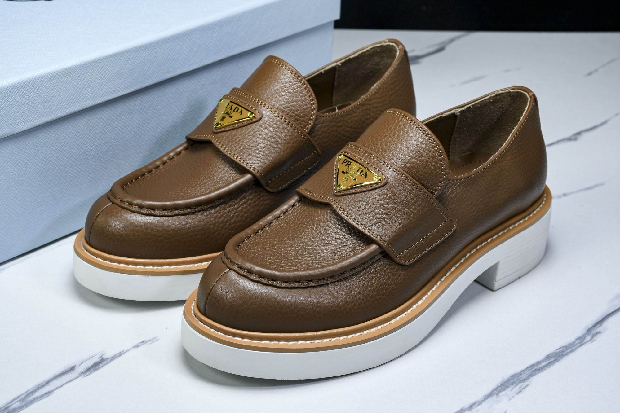 [B9] 프라다 브러시드 가죽 로퍼 브라운