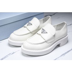 [B9] 프라다 브러시드 가죽 로퍼 화이트