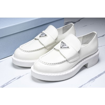 [B9] 프라다 브러시드 가죽 로퍼 화이트