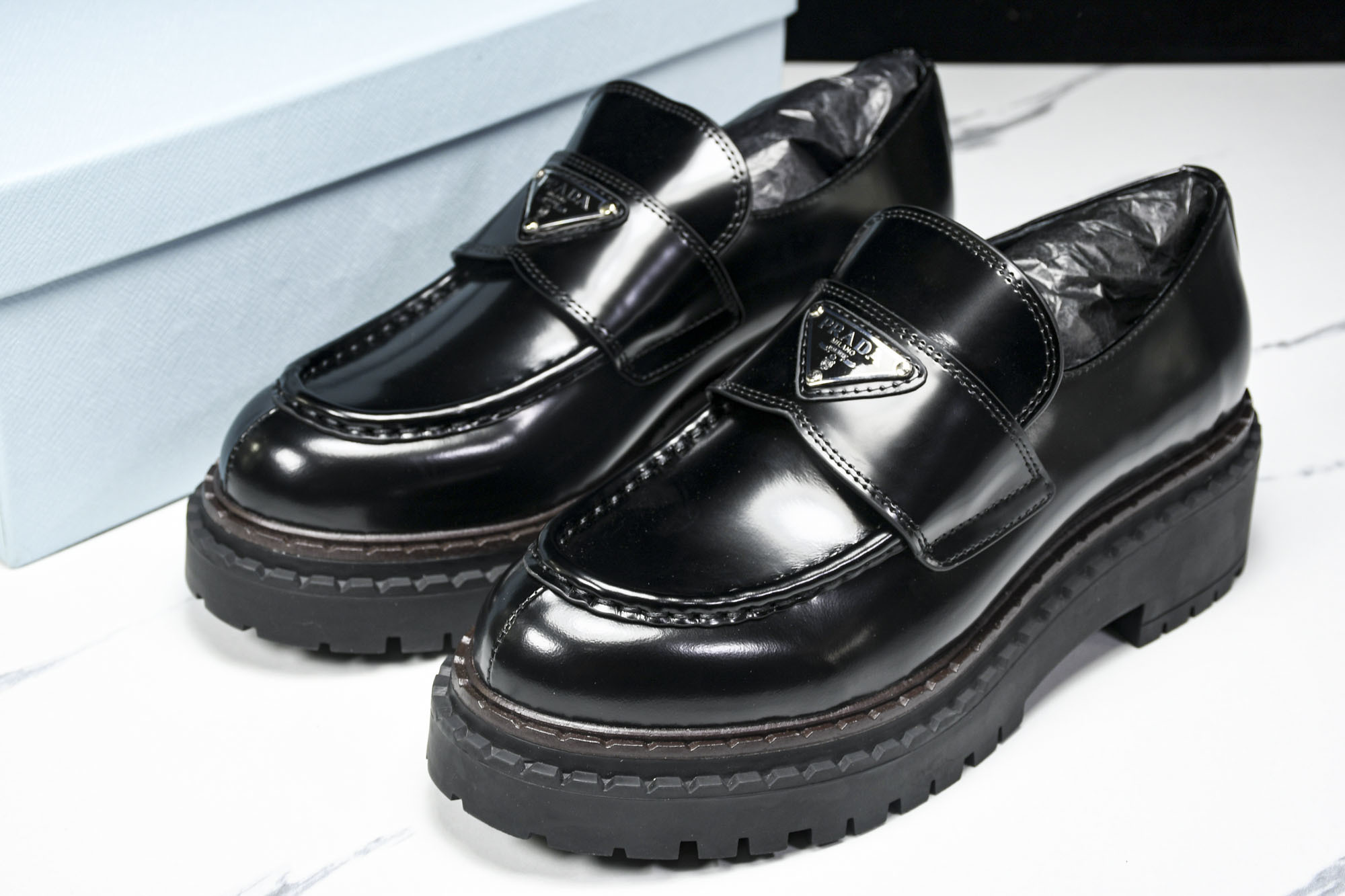 [B9] 프라다 브러시드 가죽 로퍼 블랙