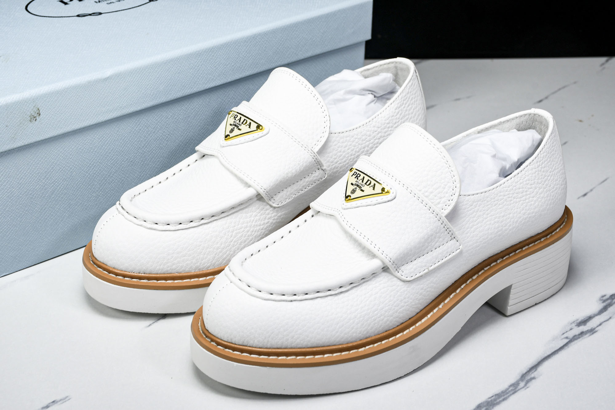 [B9] 프라다 브러시드 가죽 로퍼 화이트 브라운